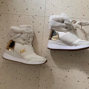 Barely worn. Size 6.5. Final sale.